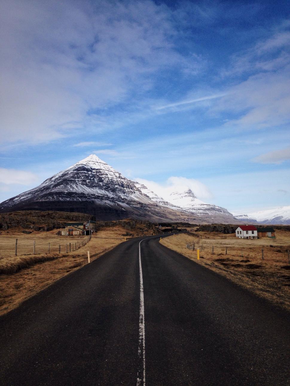 Free Image of Road leading to snow-capped mountain 