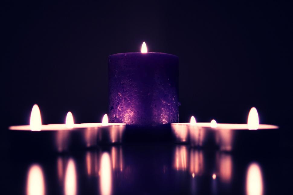 Free Image of Candlelight in dark reflective background 