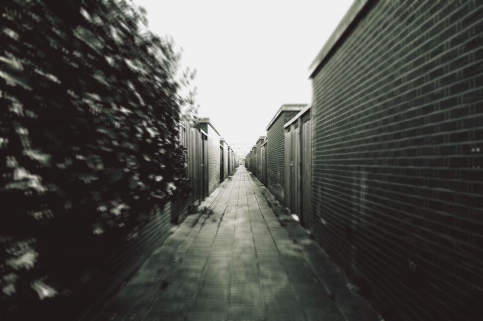Free Image of Alleyway between brick buildings with focus shift 