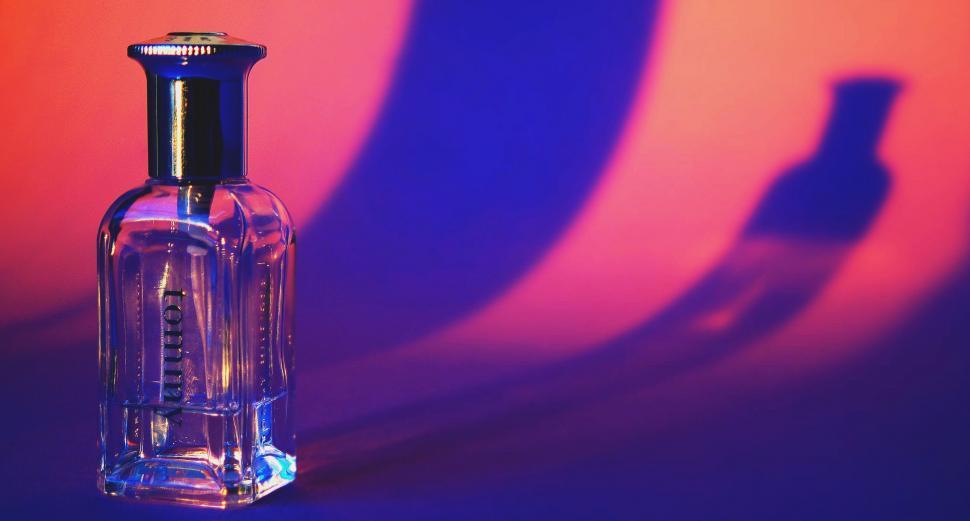 Free Image of Perfume bottle with colorful shadows 