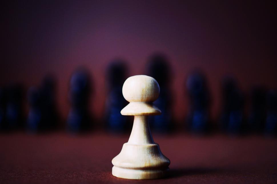 Free Image of Single chess piece in focus with blurry backdrop 