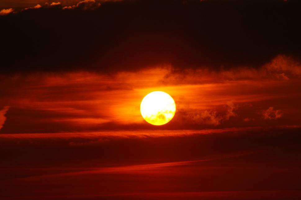 Free Image of Spectacular sunset with a large sun 