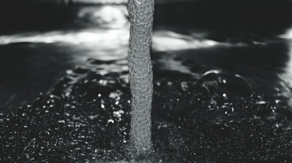 Free Image of Close-up of water stream in black and white 