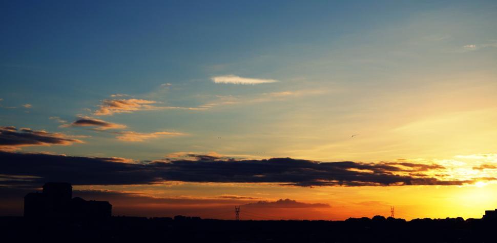 Free Image of Vibrant sunset over urban skyline 