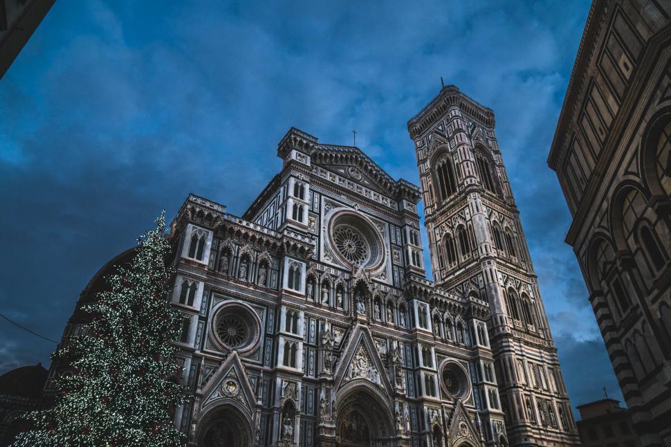 Free Image of Dramatic view of Florence Cathedral at dusk 