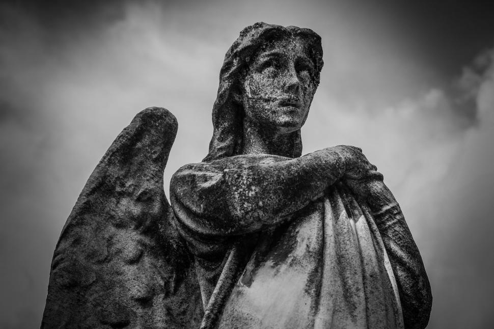 Free Image of Angel statue with a contemplative look 
