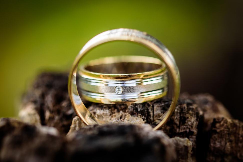 Free Image of Close-up of a two-toned wedding band 