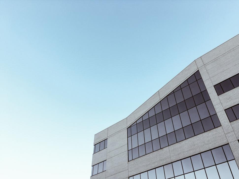 Free Image of Modern building with clear sky backdrop 