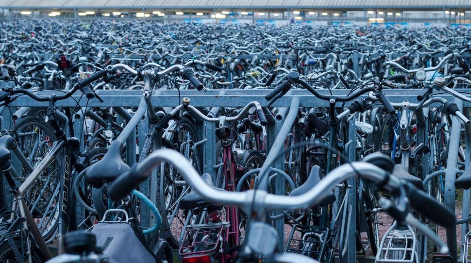 Free Image of Sea of bicycles in urban setting 