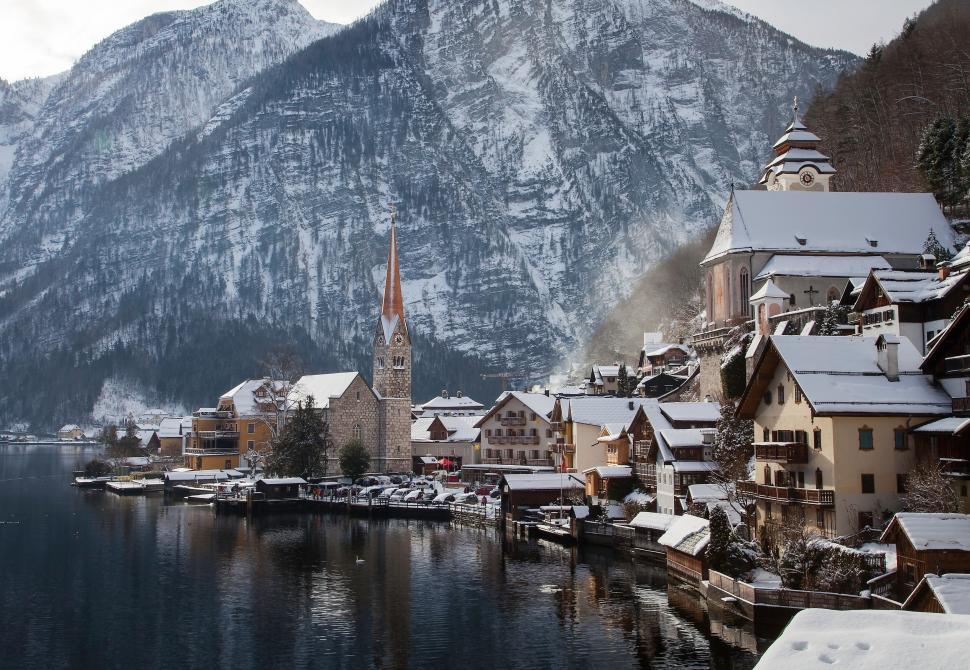 Free Image of Charming winter scene of a lakeside town 