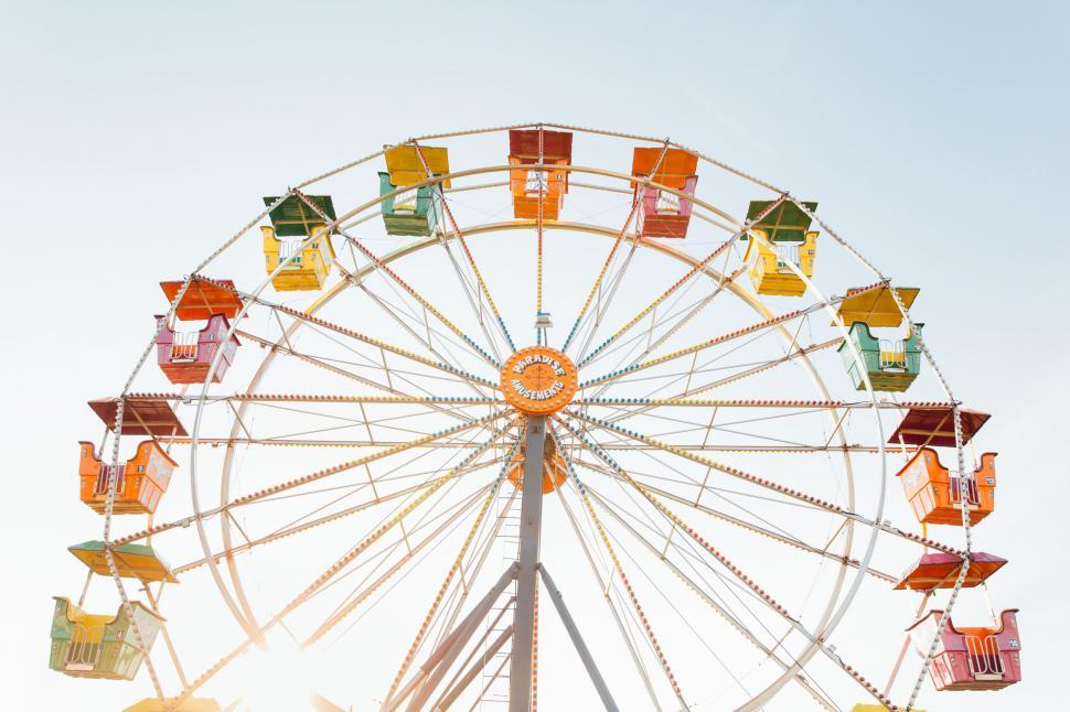 Free Image of Ferris wheel against blue sky backdrop 
