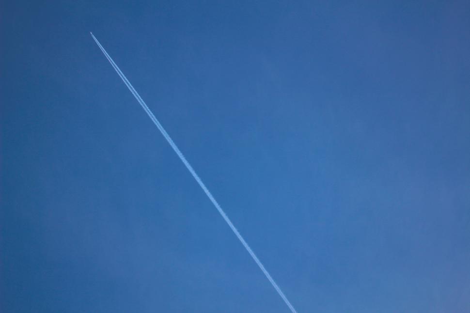 Free Image of Airplane contrail in a clear blue sky 