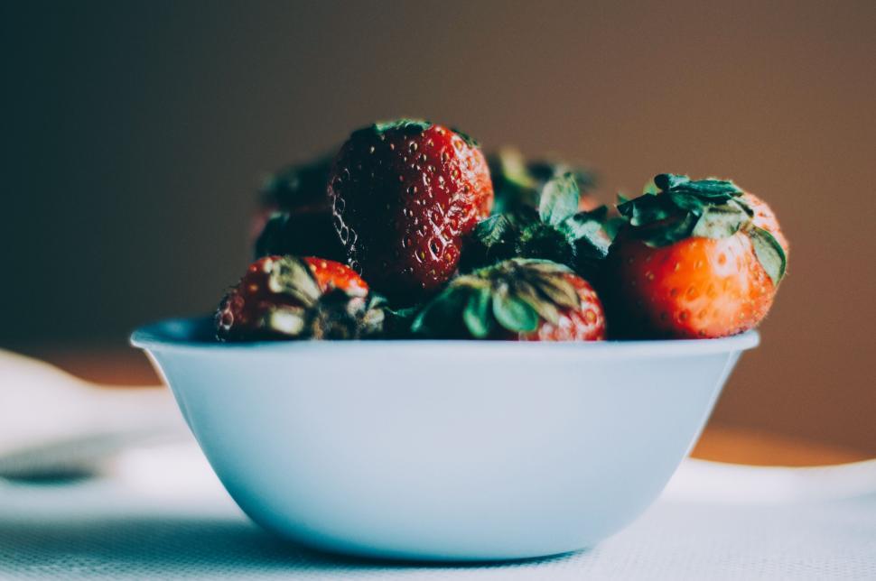 Free Image of Bowl of fresh strawberries with a blurred label 