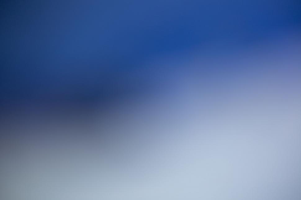 Free Image of Blurred gradient from blue to white background 