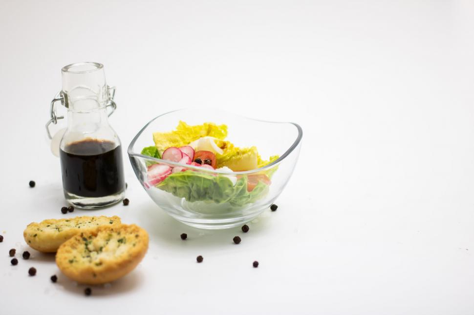 Free Image of Fresh salad bowl with dressing and bread 