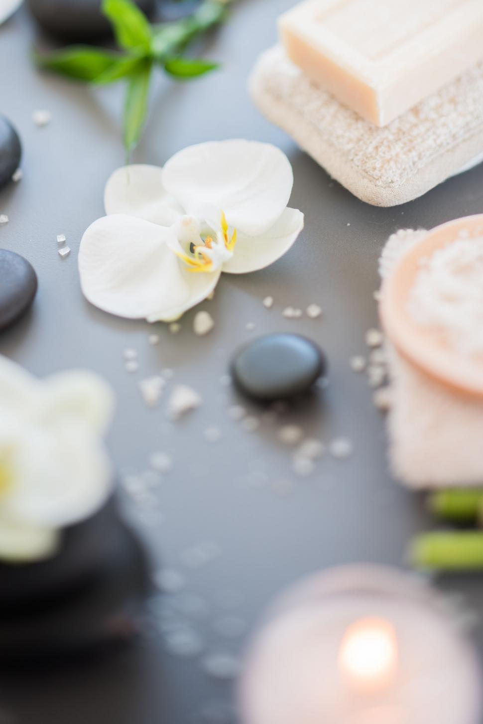 Free Image of Spa setting with candle and bath items 