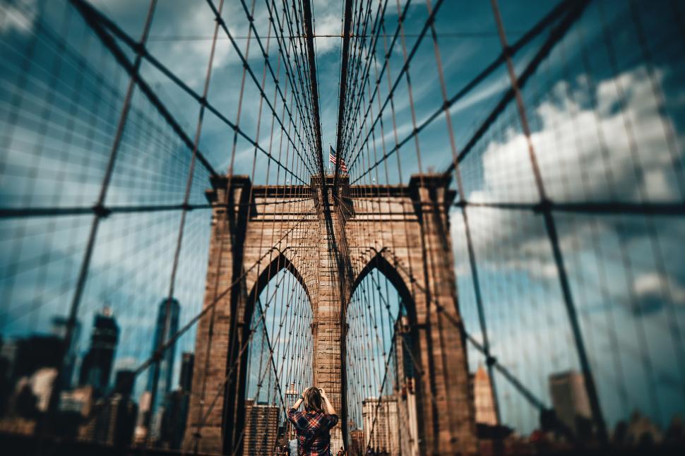 Free Image of Couple kissing on Brooklyn Bridge 