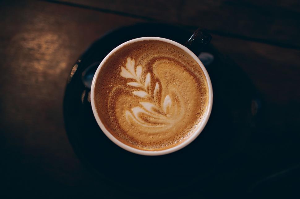 Free Image of Artistic latte with beautiful foam design 