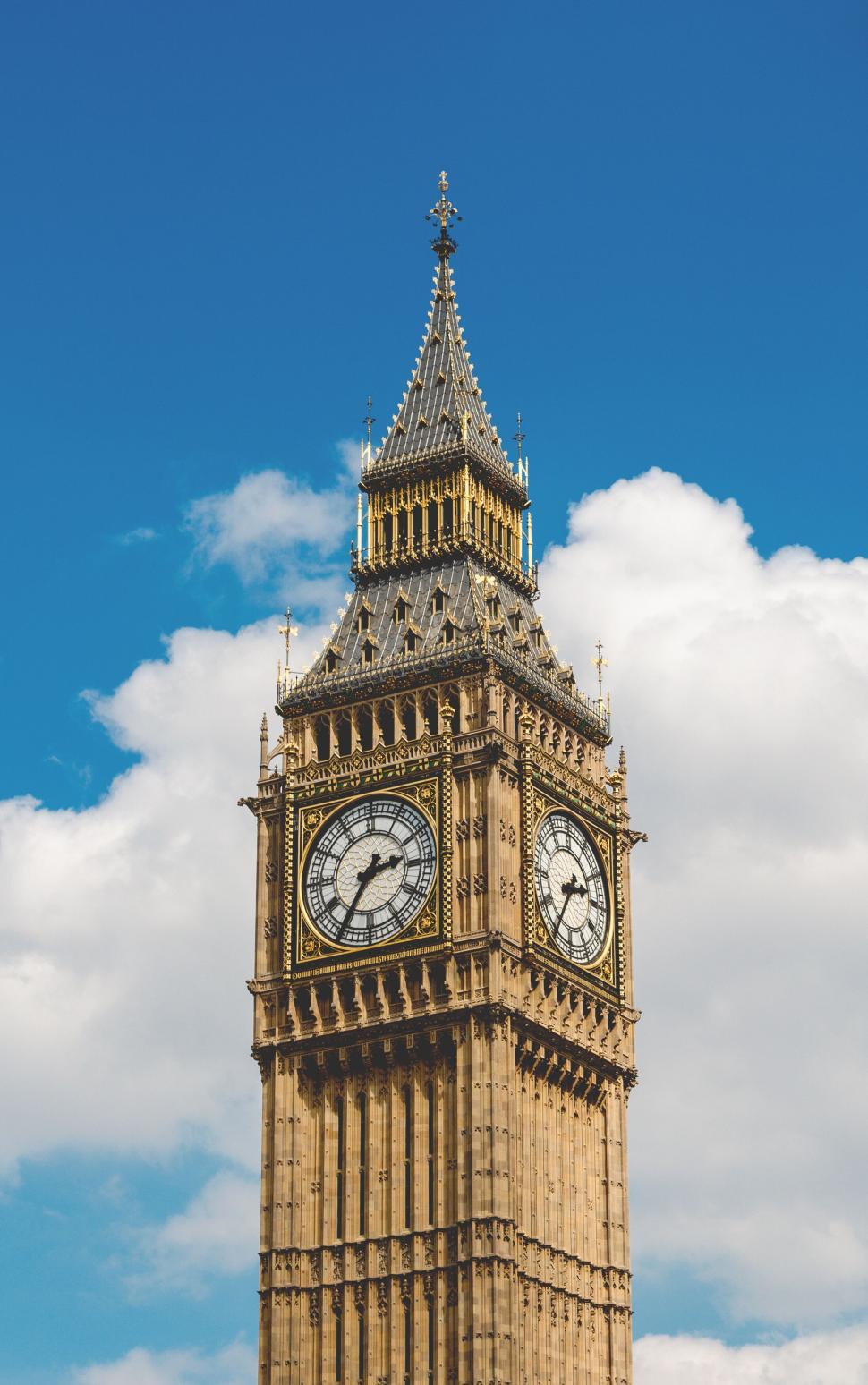 Free Image of Iconic Big Ben clock tower under blue sky 