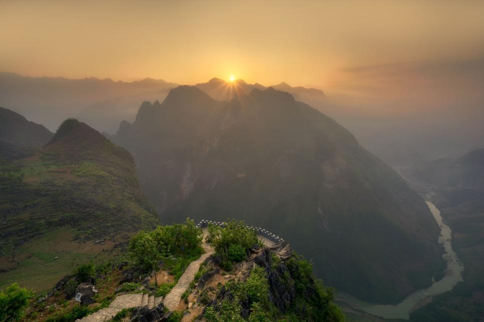 Free Image of Majestic sunrise over mountain landscape 