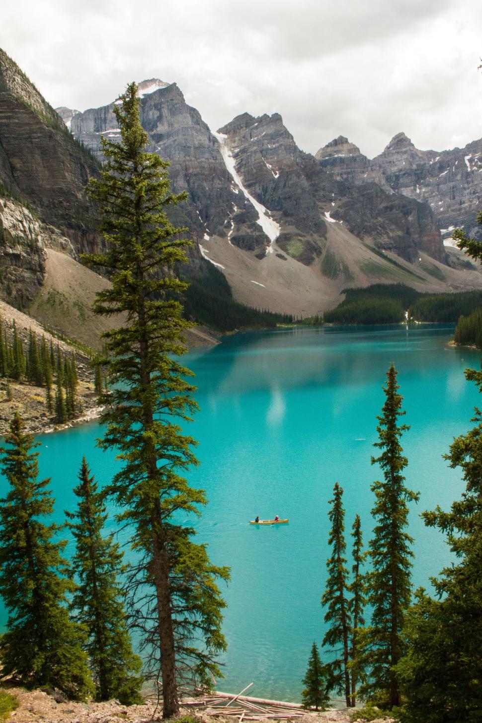 Free Image of Canoe on a turquoise glacial lake and mountains 