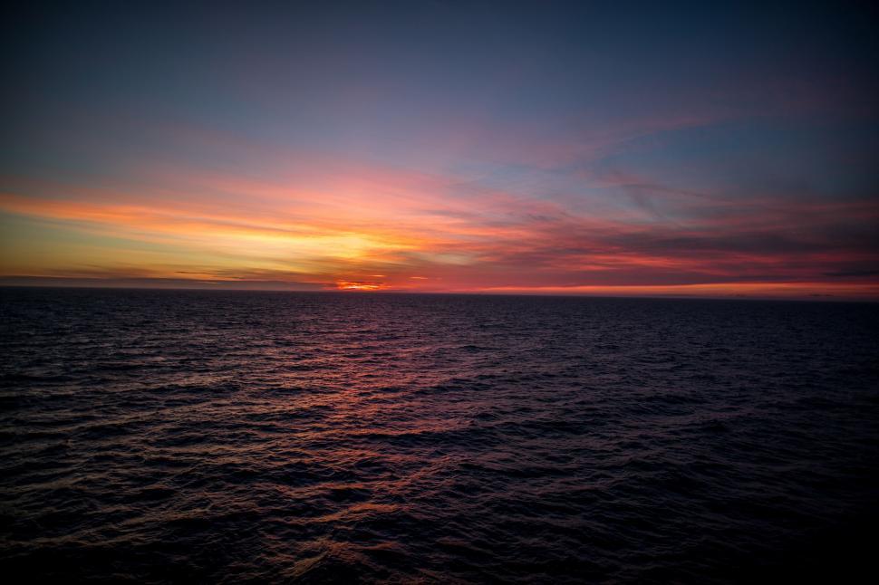 Free Image of Ocean horizon at sunset with vibrant colors 
