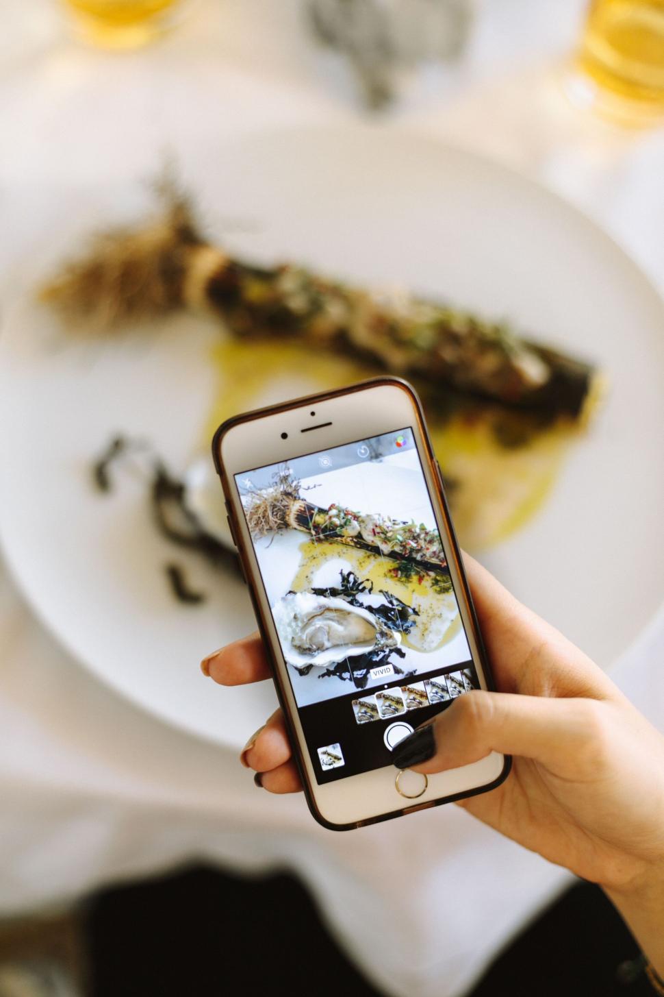 Free Image of Taking photo of food with smartphone 