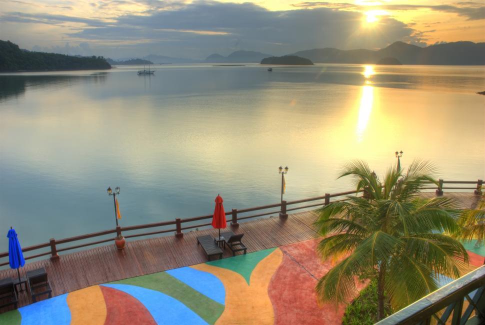 Free Image of Sunrise at a resort 