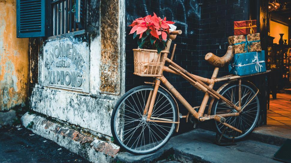 Free Image of Vintage bicycle against yellow wall 