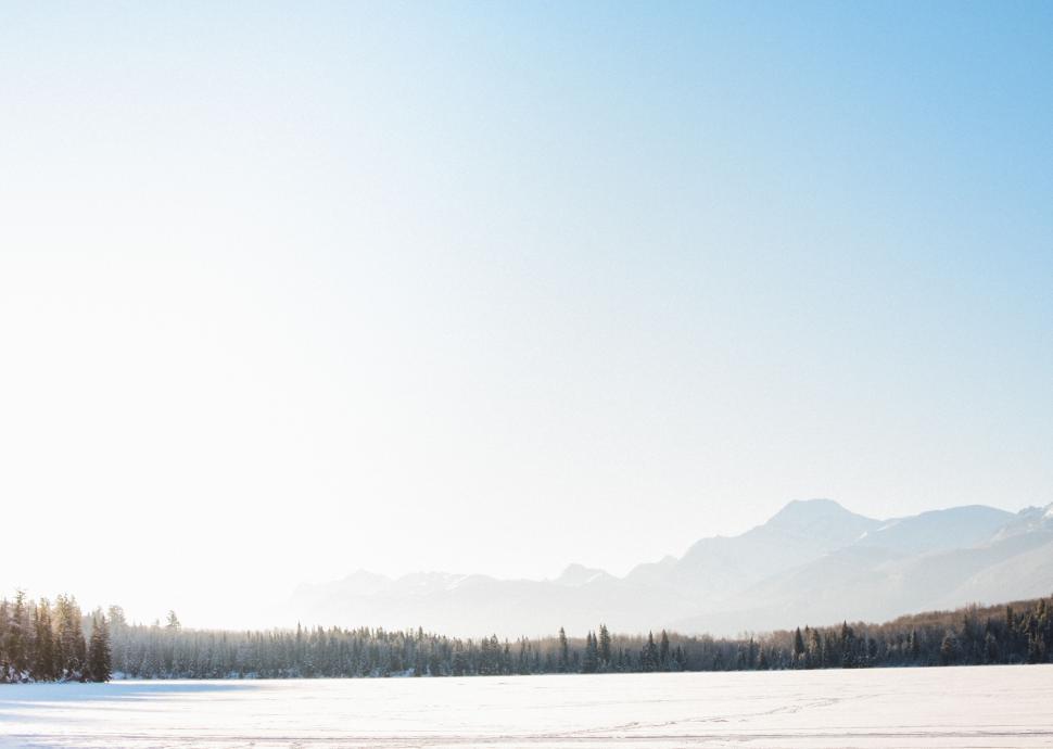 Free Image of Sunny winter landscape with mountains 