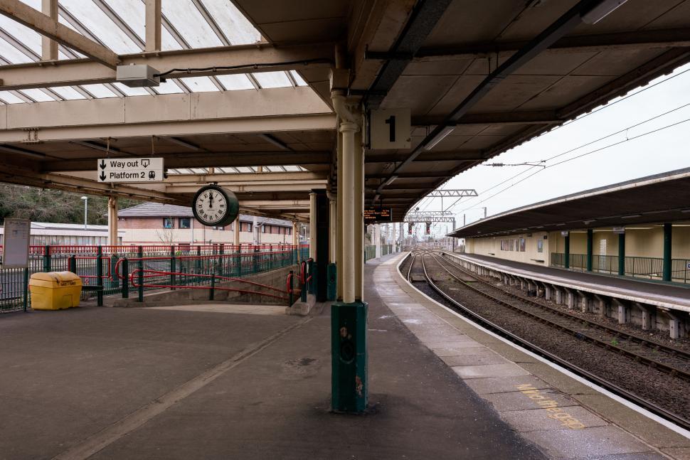Free Image of Empty railway platform with clock 