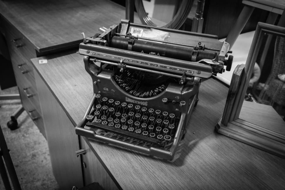 Free Image of Antique typewriter in monochrome 