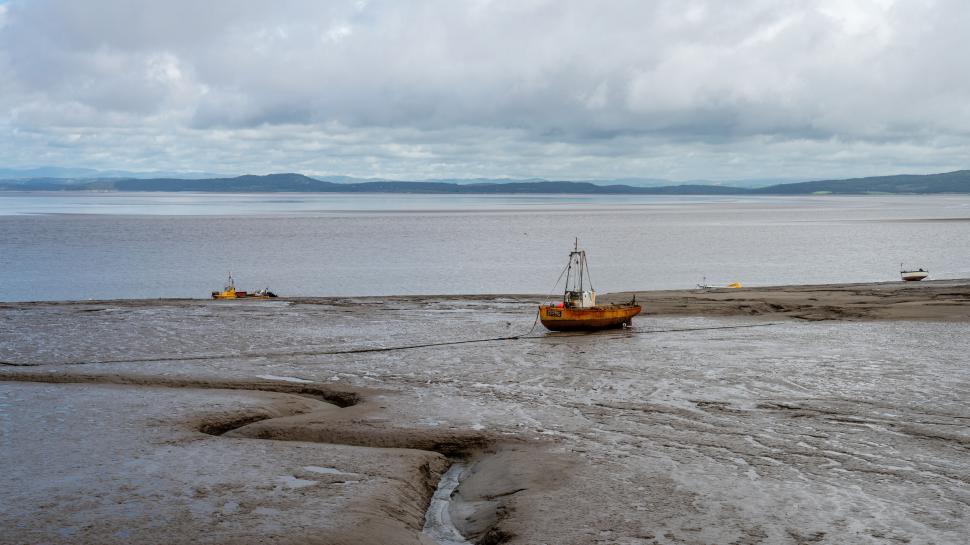 Free Image of Boats on mudflats near coast 
