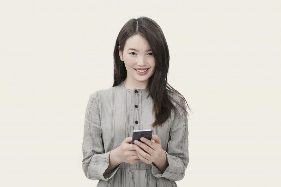 Free Image of Smiling woman with smartphone 