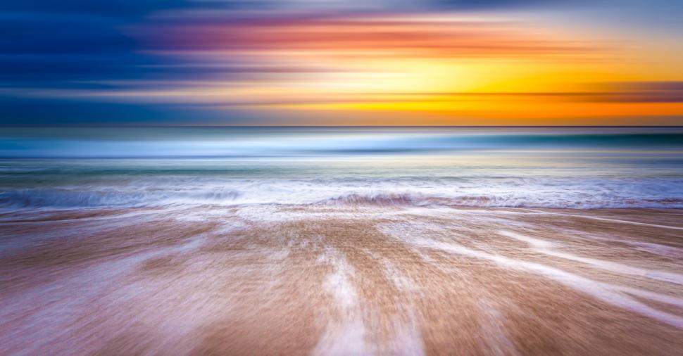 Free Image of Dynamic shoreline with blurred wave motion 