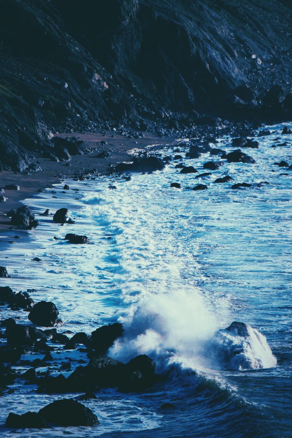 Free Image of Dramatic coastline with crashing waves 