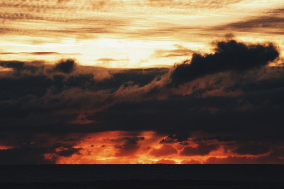 Free Image of Fiery clouds at dusk over the ocean 