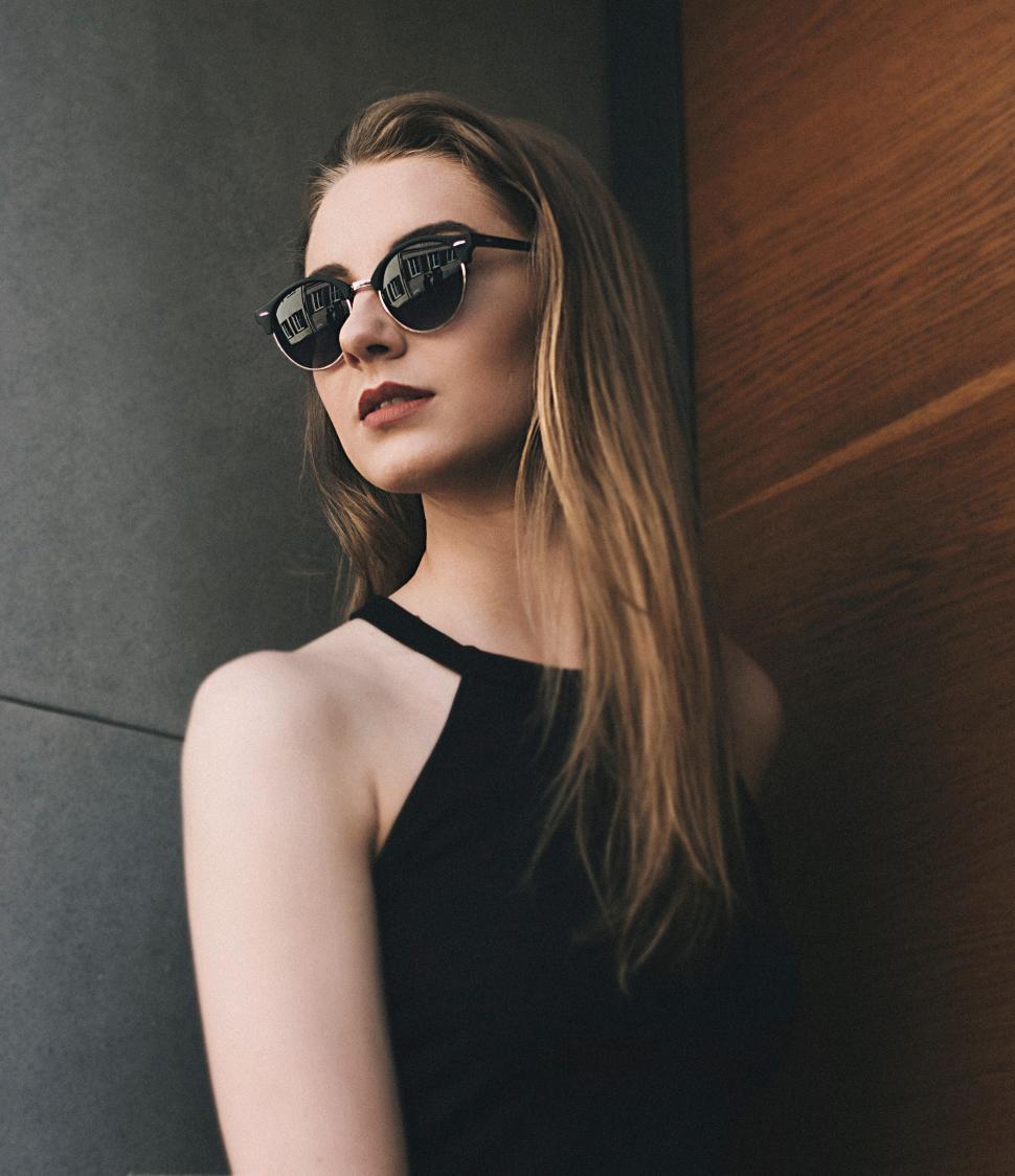 Free Image of Elegant woman posing in sunglasses 