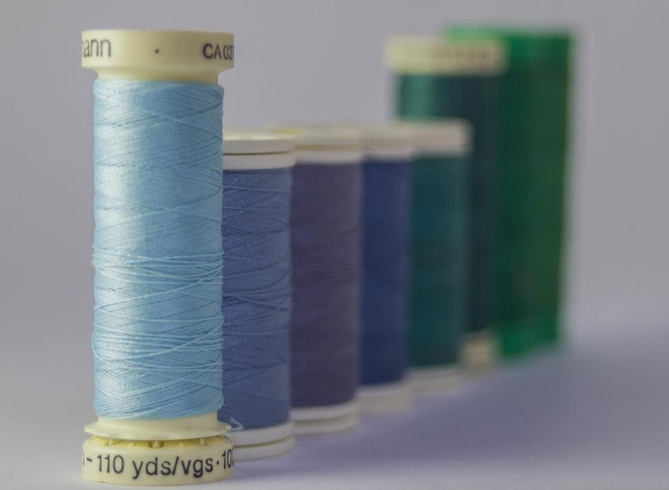 Free Image of Spools of thread in a row 