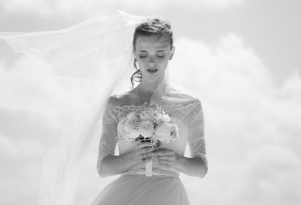 Free Image of Bride holding bouquet in black and white 