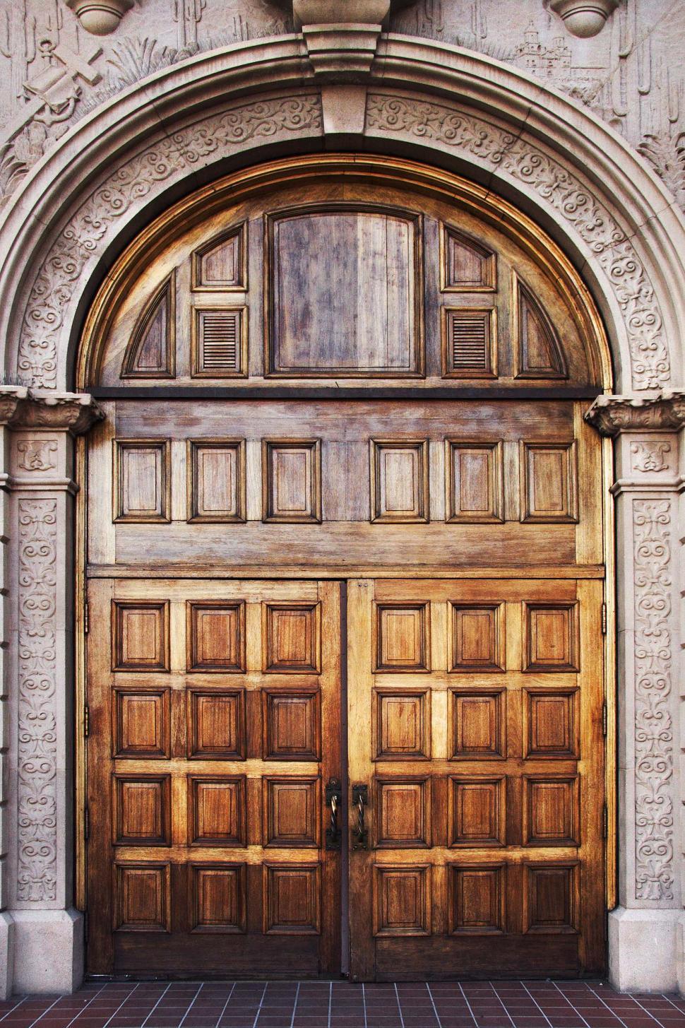 Free Image of Old regal doorways 