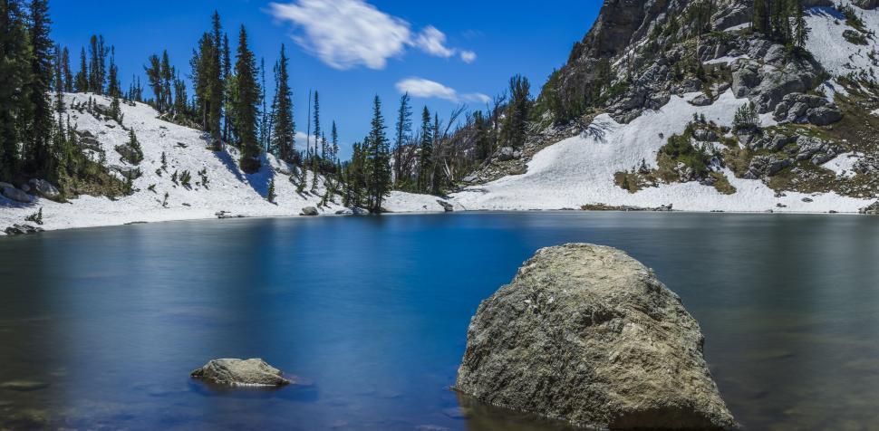 Free Image of Serene alpine lake with snow and trees 