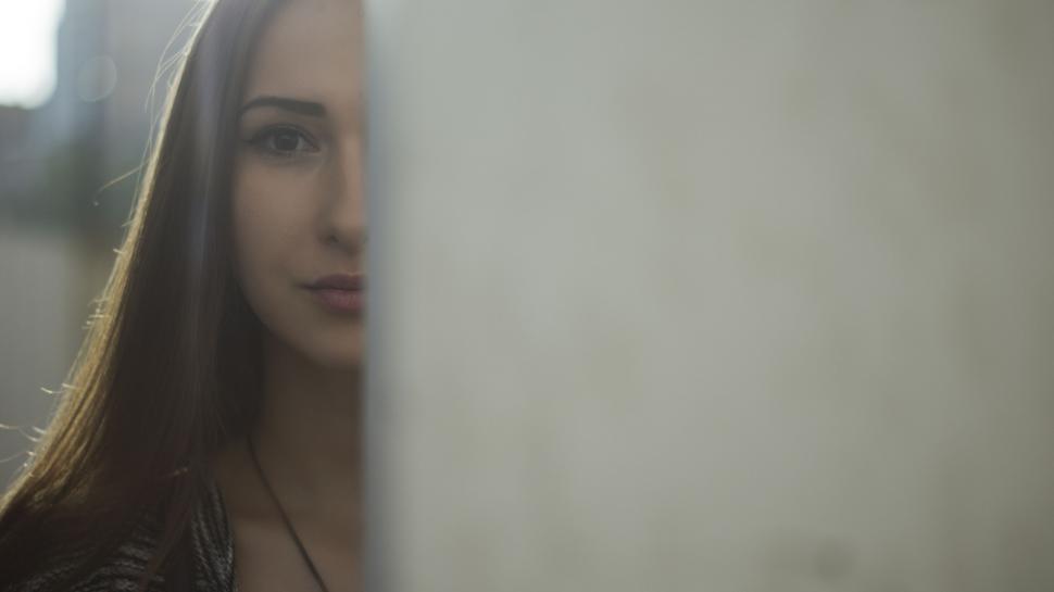Free Image of Profile of a woman against blurred backdrop 