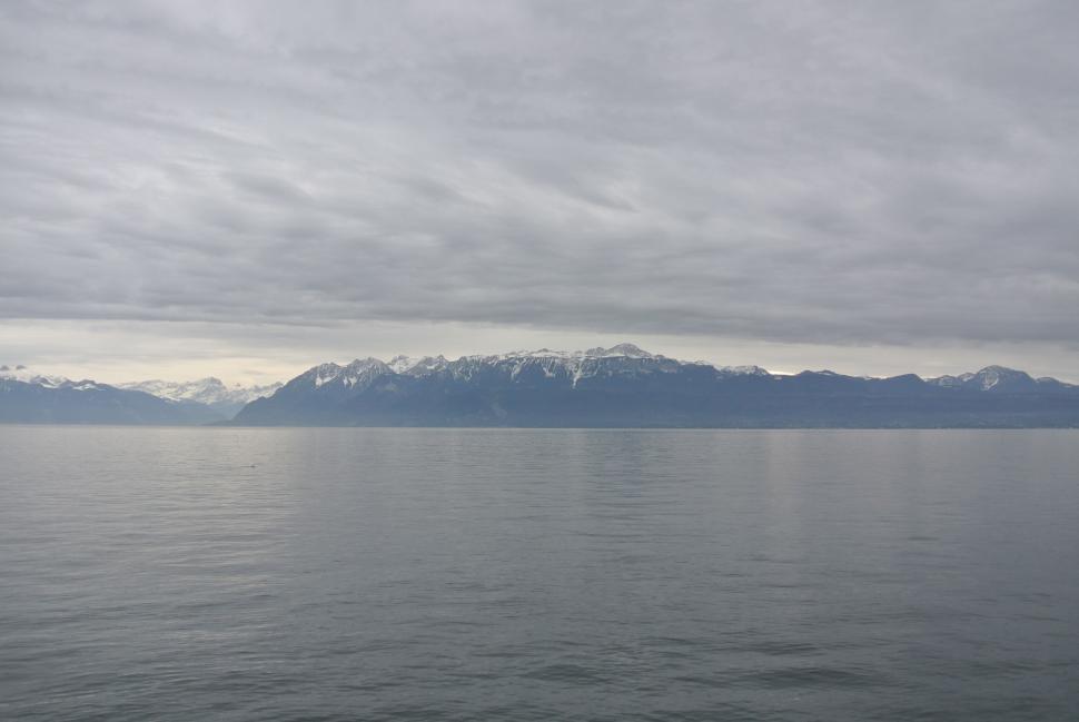 Free Image of Mountain range across a calm lake 