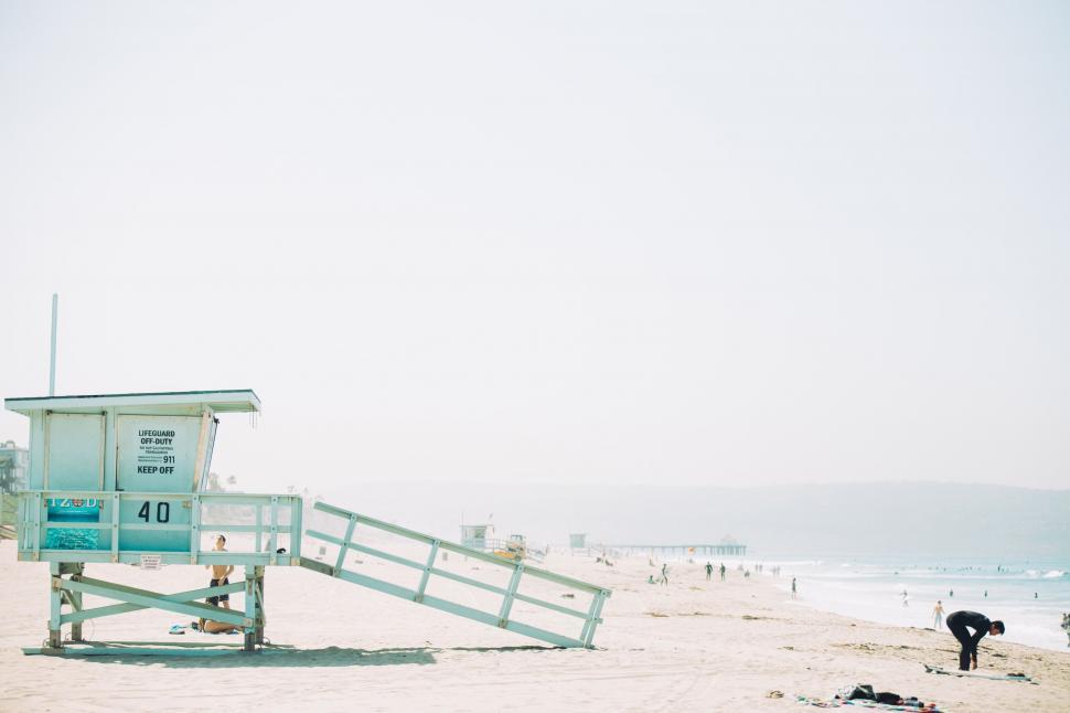 Free Image of Lifeguard tower on a sunny beach 