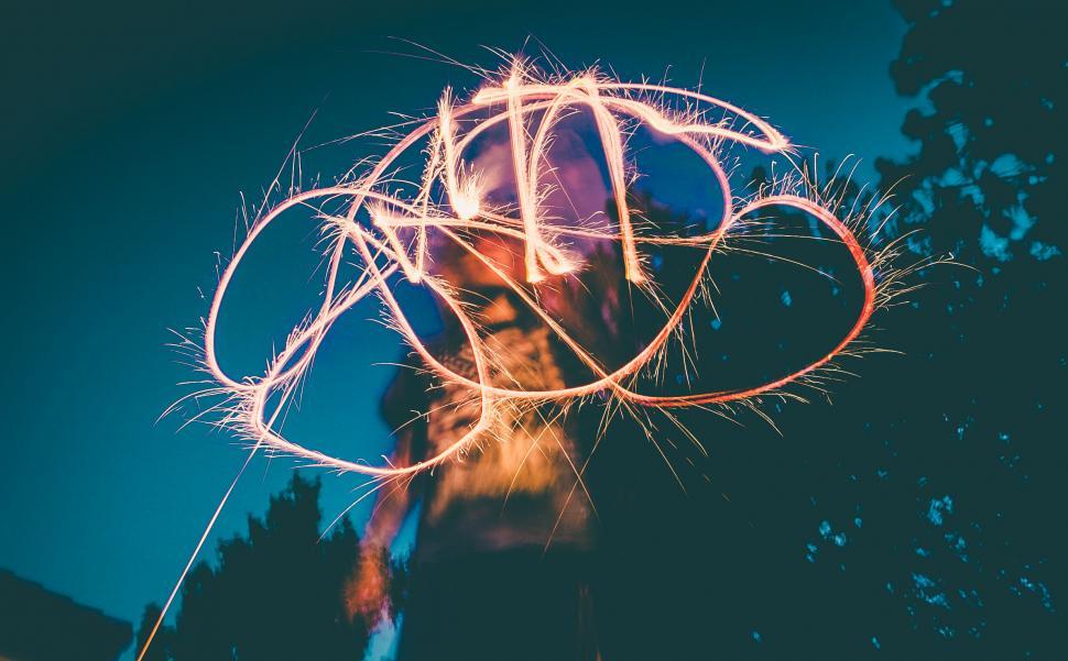 Free Image of Long exposure of sparklers at night 