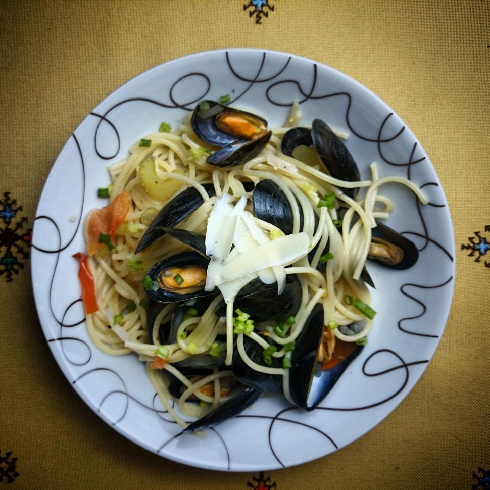 Free Image of Spaghetti with mussels in white plate on table 