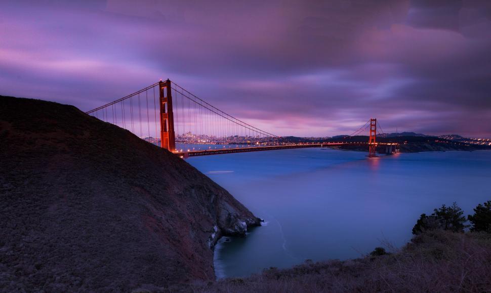 Free Image of Golden Gate Bridge in twilight hues 
