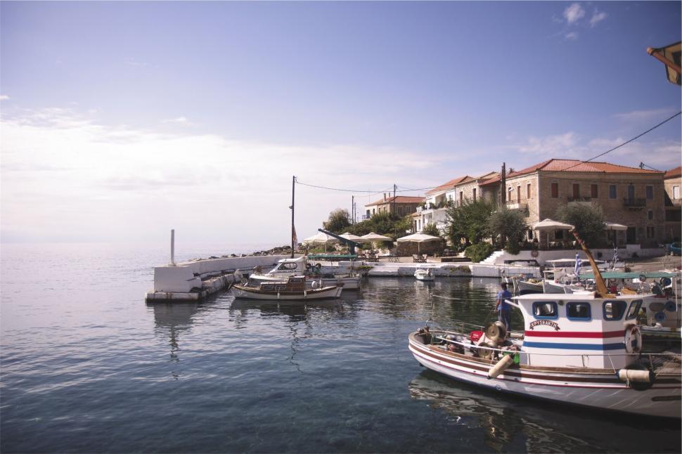 Free Image of Seaside town with calm harbor and boats 