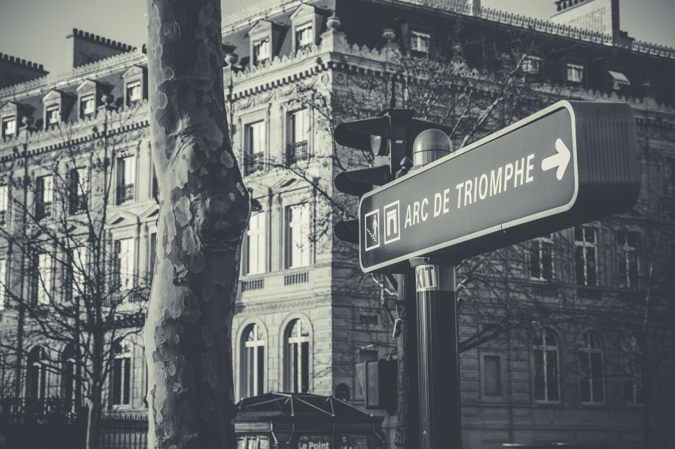 Free Image of Directional sign to Arc de Triomphe in Paris 